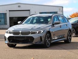 Grau Gebraucht 2024 BMW 330 Shadowline Kombi | 38.690 €