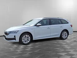 Perlweiß Gebraucht 2024 Skoda Octavia Ambition Kombi | 26.775 € (Guter Preis)
