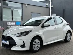 Weiß Gebraucht 2021 Toyota Yaris Limousine | 11.900 € (Etwas zu teuer)