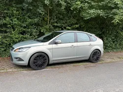 Grau Gebraucht 2010 Ford Focus Limousine | 3.999 € (Etwas zu teuer)