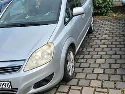 Grau Gebraucht 2009 Opel Zafira Van / Kleinbus | 1.750 €
