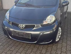 Grau Gebraucht 2011 Toyota Aygo Kleinwagen | 3.000 € (Fairer Preis)