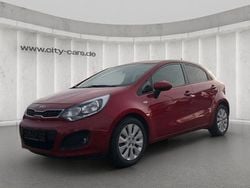 Rot Gebraucht 2013 Kia Rio FIFA World Cup Edition Limousine | 10.490 € (Etwas zu teuer)