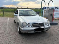 Silber Gebraucht 1998 Mercedes E240 Elegance Limousine | 2.200 € (Teuer)