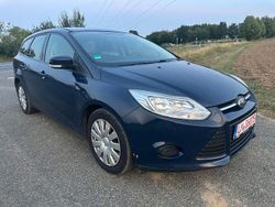 Blau Gebraucht 2014 Ford Focus Ambiente Limousine | 2.000 € (Superpreis)