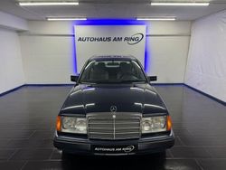 Blau Gebraucht 1992 Mercedes E230 Limousine | 12.999 €