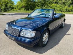 Blau Gebraucht 1994 Mercedes E220 Cabrio | 25.000 €