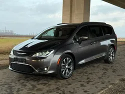 Grau Gebraucht 2017 Chrysler Pacifica Limited SUV | 27.400 € (Etwas zu teuer)