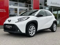 Schneeweiß Gebraucht 2022 Toyota Aygo X-play Kleinwagen | 13.690 € (Fairer Preis)