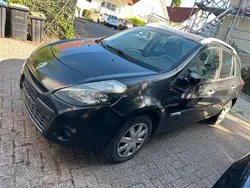 Schwarz Gebraucht 2010 Renault Clio II Kleinwagen | 2.500 €
