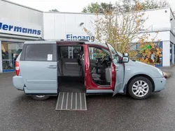 Cocktailrot met. Gebraucht 2009 Kia Carnival EX Van / Kleinbus | 29.500 €