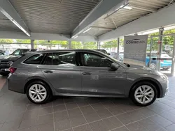 Graphitegrau Gebraucht 2024 Skoda Octavia Selection Kombi | 30.999 € (Superpreis)