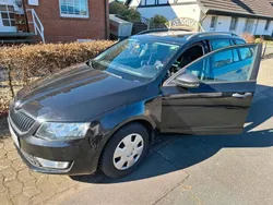 Schwarz Gebraucht 2013 Skoda Octavia Kombi | 6.190 € (Guter Preis)