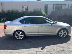Grau Gebraucht 2016 Skoda Octavia Style Limousine | 14.999 € (Fairer Preis)