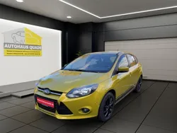 Gelb Gebraucht 2011 Ford Focus Titanium Limousine | 9.999 €