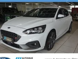Weiss Gebraucht 2020 Ford Focus ST Limousine | 26.976 € (Fairer Preis)