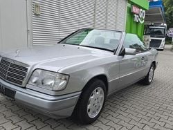 Silber Gebraucht 1995 Mercedes E200 Cabrio | 19.400 €