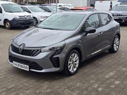 Grau Gebraucht 2024 Renault Clio V Evolution Limousine | 21.890 € (Etwas zu teuer)