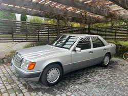 Silber Gebraucht 1992 Mercedes E200 Limousine | 5.900 €