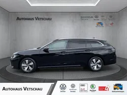 Grenadillschwarz (schwarz) Gebraucht 2024 VW Passat Elegance Kombi | 38.990 €