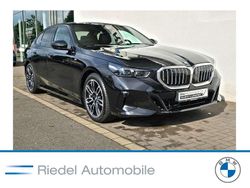 Saphirschwarz metallic Gebraucht 2024 BMW 520 M Sport Limousine | 49.440 € (Guter Preis)