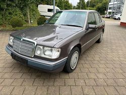 Braun Gebraucht 1990 Mercedes E230 Limousine | 1.690 €