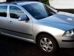 Silber Gebraucht 2005 Skoda Octavia Elegance Kombi | 3.900 €