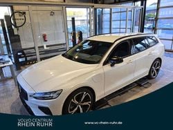 Weiss crystal white pearl / me Gebraucht 2022 Volvo V60 Plus Kombi | 35.990 € (Guter Preis)