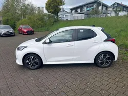 Schneeweiß Neu 2025 Toyota Yaris Hybrid Comfort Limousine | 26.480 € (Fairer Preis)