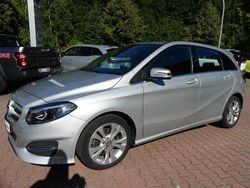 Grau Gebraucht 2017 Mercedes B200 Van / Kleinbus | 15.989 € (Fairer Preis)