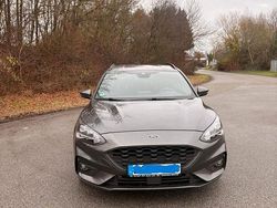 Grau Gebraucht 2019 Ford Focus ST-Line Limousine | 16.250 € (Etwas zu teuer)