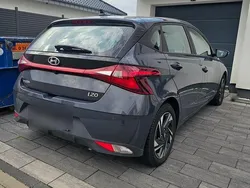 Grau Gebraucht 2021 Hyundai i20 Kleinwagen | 14.500 € (Guter Preis)