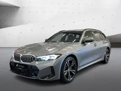 Skyscraper grau metallic Neu 2024 BMW 330e M Sport Kombi | 64.184 € (Etwas zu teuer)