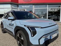 Hell blau metallic Gebraucht 2024 Kia EV3 SUV | 37.990 € (Guter Preis)