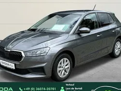 Grau (graphite grau metallic) met. grau (graphite grau metallic) met. Gebraucht 2023 Skoda Fabia Ambition Limousine | 19.990 € (Teuer)
