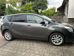 Grau Gebraucht 2012 Toyota Verso Multidrive S Van / Kleinbus | 11.500 € (Fairer Preis)