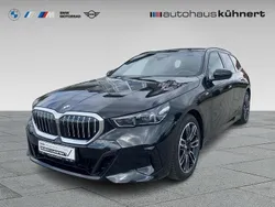 Black sapphire metallic Gebraucht 2024 BMW 520 M Sport Kombi | 56.885 € (Etwas zu teuer)