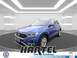 Ravennablau (blue), metallic Gebraucht 2024 VW T-Roc Life SUV | 27.900 € (Guter Preis)