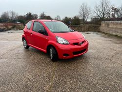 Rot Gebraucht 2010 Toyota Aygo Kleinwagen | 2.200 € (Fairer Preis)