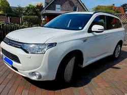 Weiß Gebraucht 2014 Mitsubishi Outlander P-HEV Top SUV | 14.900 € (Fairer Preis)