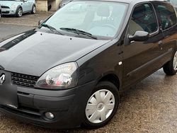 Schwarz Gebraucht 2003 Renault Clio II Kleinwagen | 1.800 € (Fairer Preis)