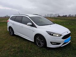 Weiß Gebraucht 2017 Ford Focus ST-Line Kombi | 13.000 € (Teuer)
