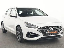 Weiß Gebraucht 2023 Hyundai i30 Trend Limousine | 16.950 € (Guter Preis)
