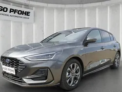 Grau Gebraucht 2024 Ford Focus ST-Line X Limousine | 25.590 € (Guter Preis)
