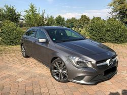 Grau Gebraucht 2015 Mercedes CLA200 Shooting Brake Urban Kombi | 16.500 € (Teuer)