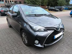 Grau Gebraucht 2016 Toyota Yaris Hybrid Limousine | 8.000 €