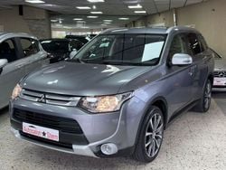 Grau Gebraucht 2015 Mitsubishi Outlander Diamant Edition SUV | 12.900 € (Fairer Preis)
