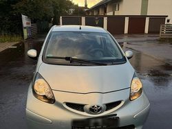 Blau Gebraucht 2006 Toyota Aygo Kleinwagen | 2.500 € (Etwas zu teuer)