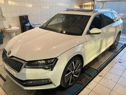 Moonweiss metallic Gebraucht 2021 Skoda Superb LAURIN & KLEMENT Kombi | 24.940 € (Fairer Preis)