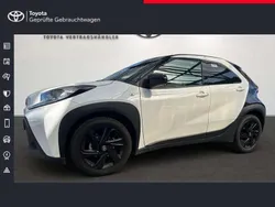 Super white (040)/ black mica (209) Gebraucht 2024 Toyota Aygo X-Black Kleinwagen | 16.900 € (Fairer Preis)
